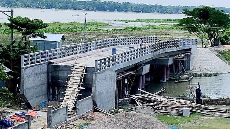 সাড়ে ৩ কোটি টাকার সেতুতে উঠতে লাগে কাঠের সিঁড়ি